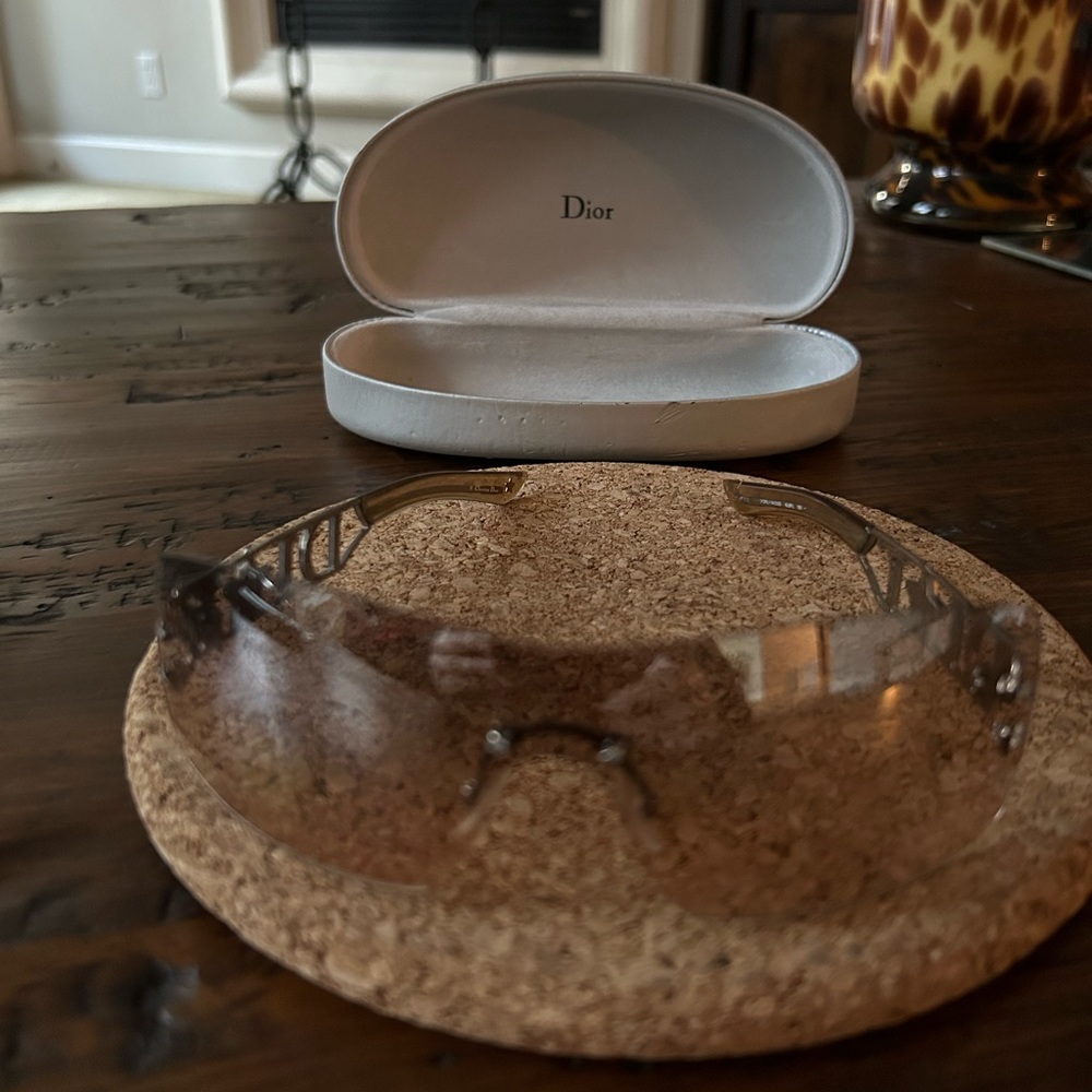 Dior women’s “Diorlywood” sunglasses.
